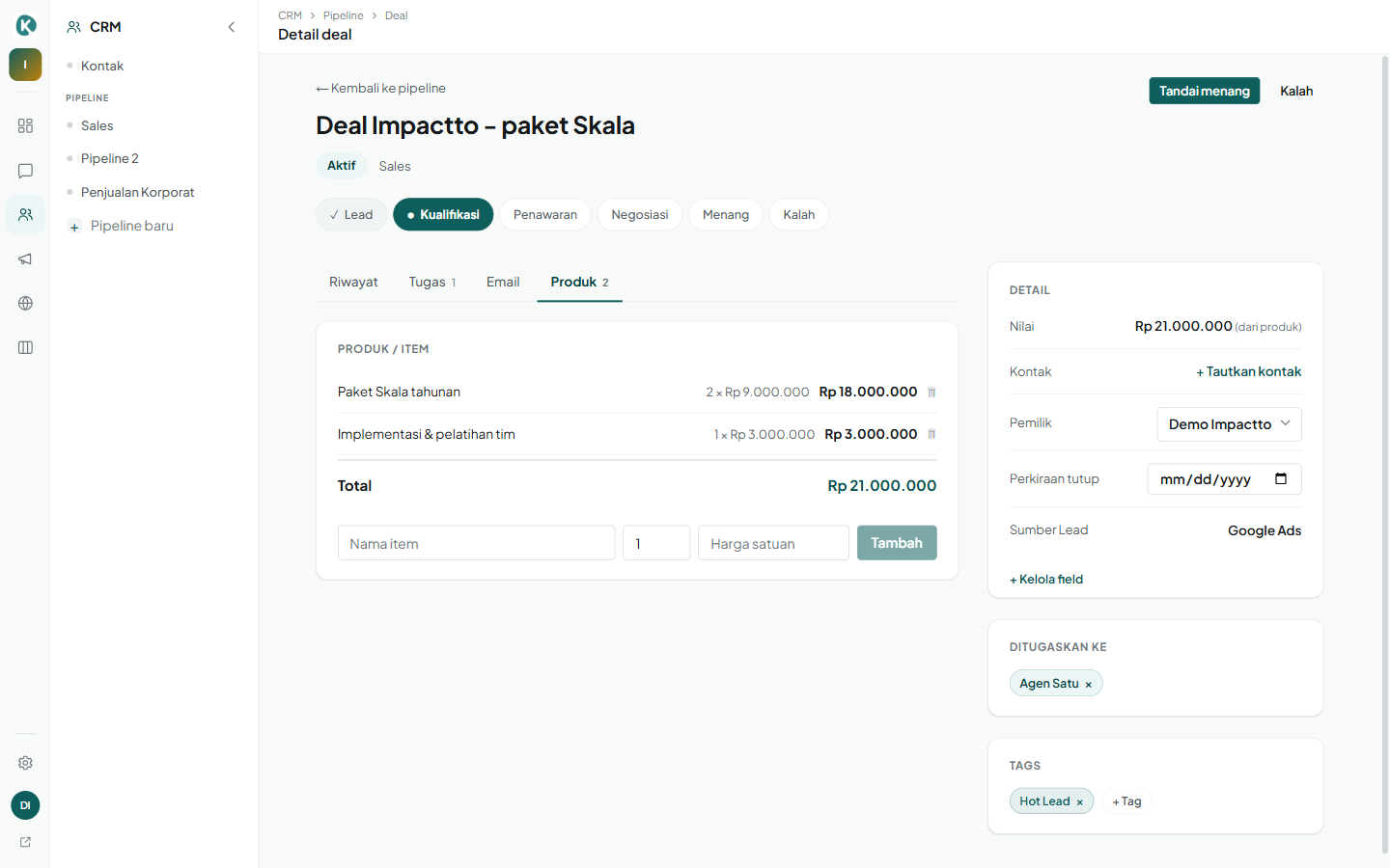 Halaman detail deal: stepper tahap, tab Riwayat/Tugas/Email/Produk, daftar produk dengan total, sidebar Detail berisi nilai, pemilik, sumber lead, penugasan, dan tag