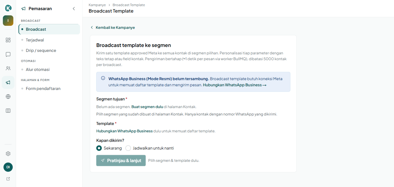 Halaman Broadcast template: pilih segmen tujuan, pilih template Meta, atur waktu kirim; banner mengingatkan menghubungkan WhatsApp dulu bila belum tersambung